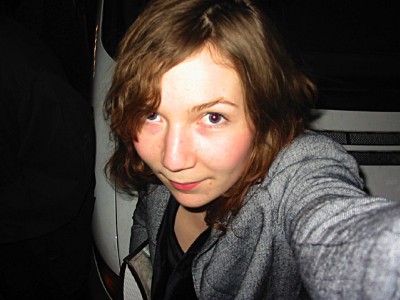Amandine se prend en photo avec mon appareil photo