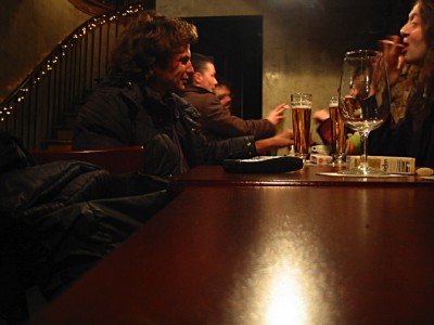 Nous allons boire un verre dans un bar à côté. Nous sommes avec Nathalie