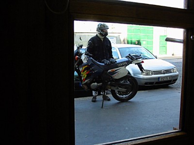 Il me conduit en moto au SAV Canon