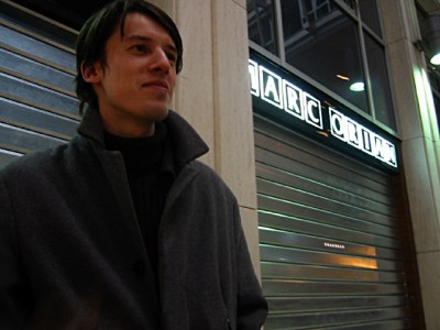 Je retrouve Néjib à l'intérieur du centre commercial
