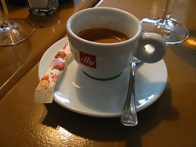 Je bois un café