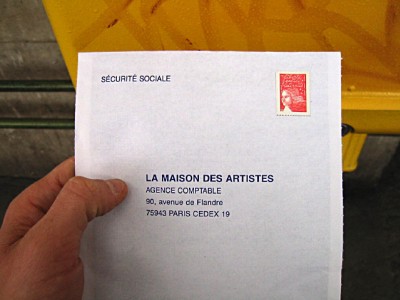 Je colle le timbre sur l'enveloppe