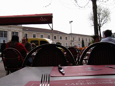 Nous nous installons dans un restaurant