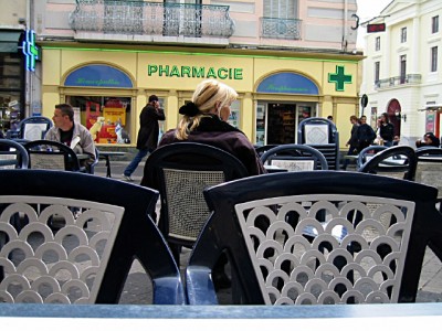 Nous nous installons à la terrasse d'un café