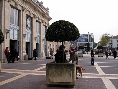 Nous attendons devant la gare