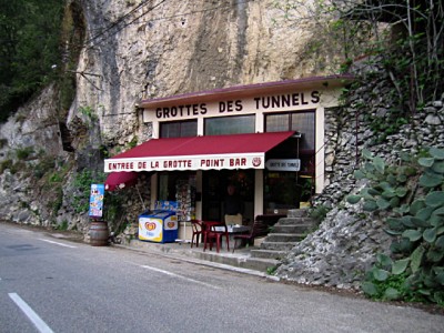 Nous allons boire un verre à la Grotte des tunnels