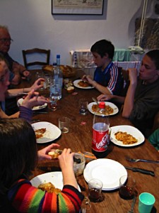 Nous passons à table