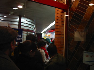 Je vais à la poste mais je renonce à cause de la queue