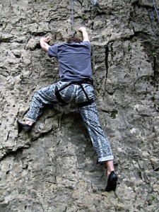 Sandrine a installé une corde. Je commence à grimper