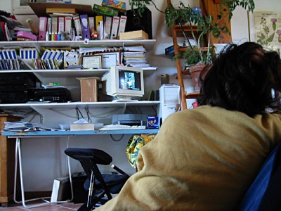Sabine devant les photos de la veille