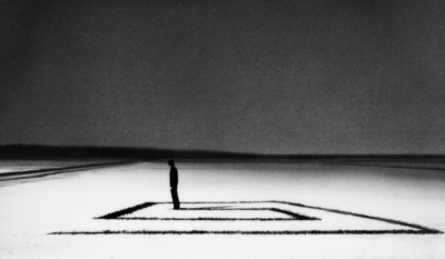 Devant l'escalier de verre