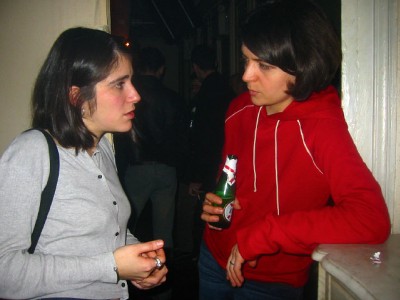 Adrienne et Sabine en pleine discussion