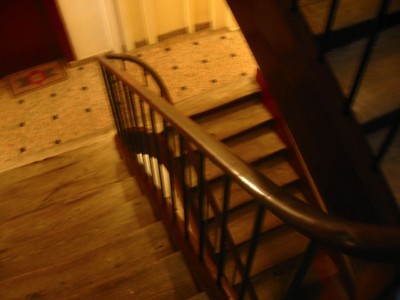 Nous descendons les escaliers