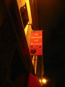 Nous allons manger au Chaudron des Sorcières