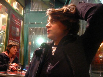 Nous allons dans un bar. Sabine nous rejoint