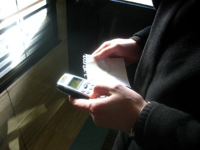 Thibaut arrive et leur téléphone
