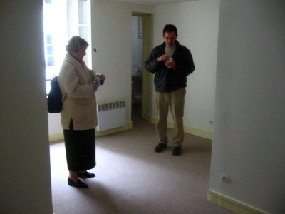 Je rejoint Sabine et ses parents qui visitent un nouvel appartement