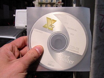 Je sors. J'ai préparé un CD pour Edouard avec la photo du chien de M. T