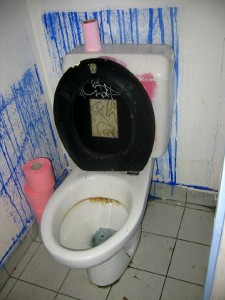 Je vais aux toilettes