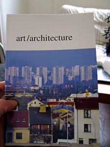 Elle me montre un livre