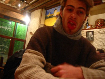 Vincent, son copain. Il me reconnait et me rappelle que nous avons été dans le même foyer de la DASS quand nous étions adolescents