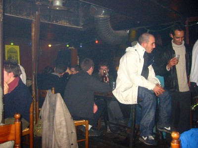 Nous allons dans un bar sur une péniche