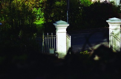 Portrait de famille - Le portail de l'entree depuis la fenêtre pres du telephone