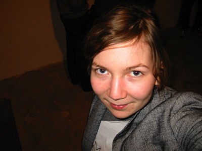 Amandine se prend en photo avec mon appareil