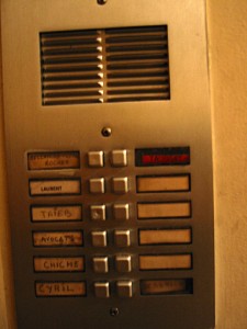 Je sonne à l'interphone