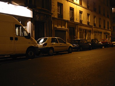 J'attends en bas de chez elle
