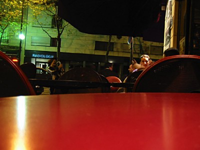 Nous nous installons en terrasse