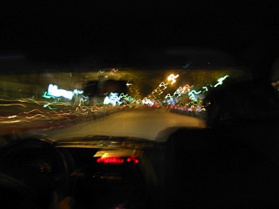 Nous rentrons chez moi en taxi