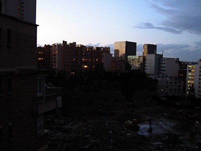 Je regarde à la fenêtre