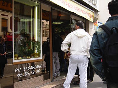Je fais la queue à la boulangerie