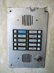 Je sonne à l'interphone