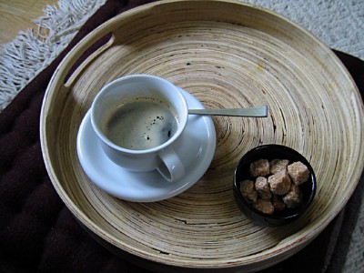 Elle me sert un café