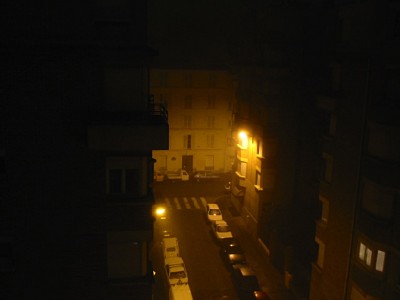 Je regarde à la fenêtre