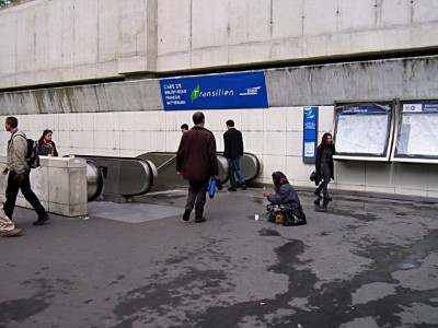 Nous marchons jusqu'au métro