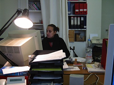 Je m'installe en face de Valérie