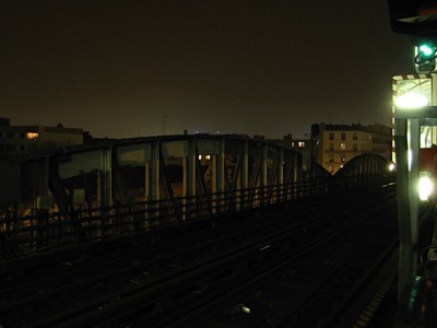 Je monte sur le quai du métro