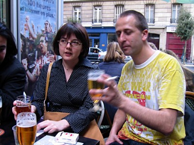 Je m'installe pour boire un verre avec les autres