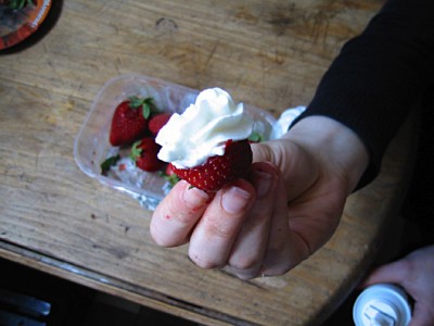 Nous mangeons des fraises avec de la chantilly