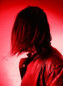 Portrait fond rouge
