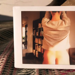 Regina tient beaucoup à montrer ses fesses