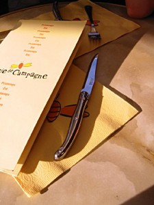 Nous nous installons à la terrasse d'un restaurant