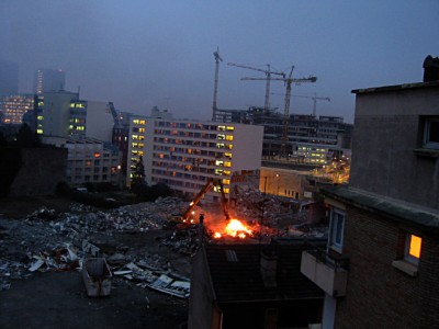 Le feu continue de bruler