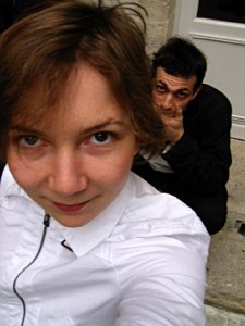 Amandine se prend en photo avec mon appareil