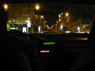 Nous prenons un taxi pour rentrer chez moi