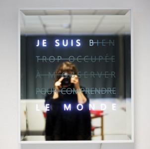 Je suis bien trop occupée à m'observer pour comprender le monde