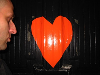 Il y a un coeur sur la porte